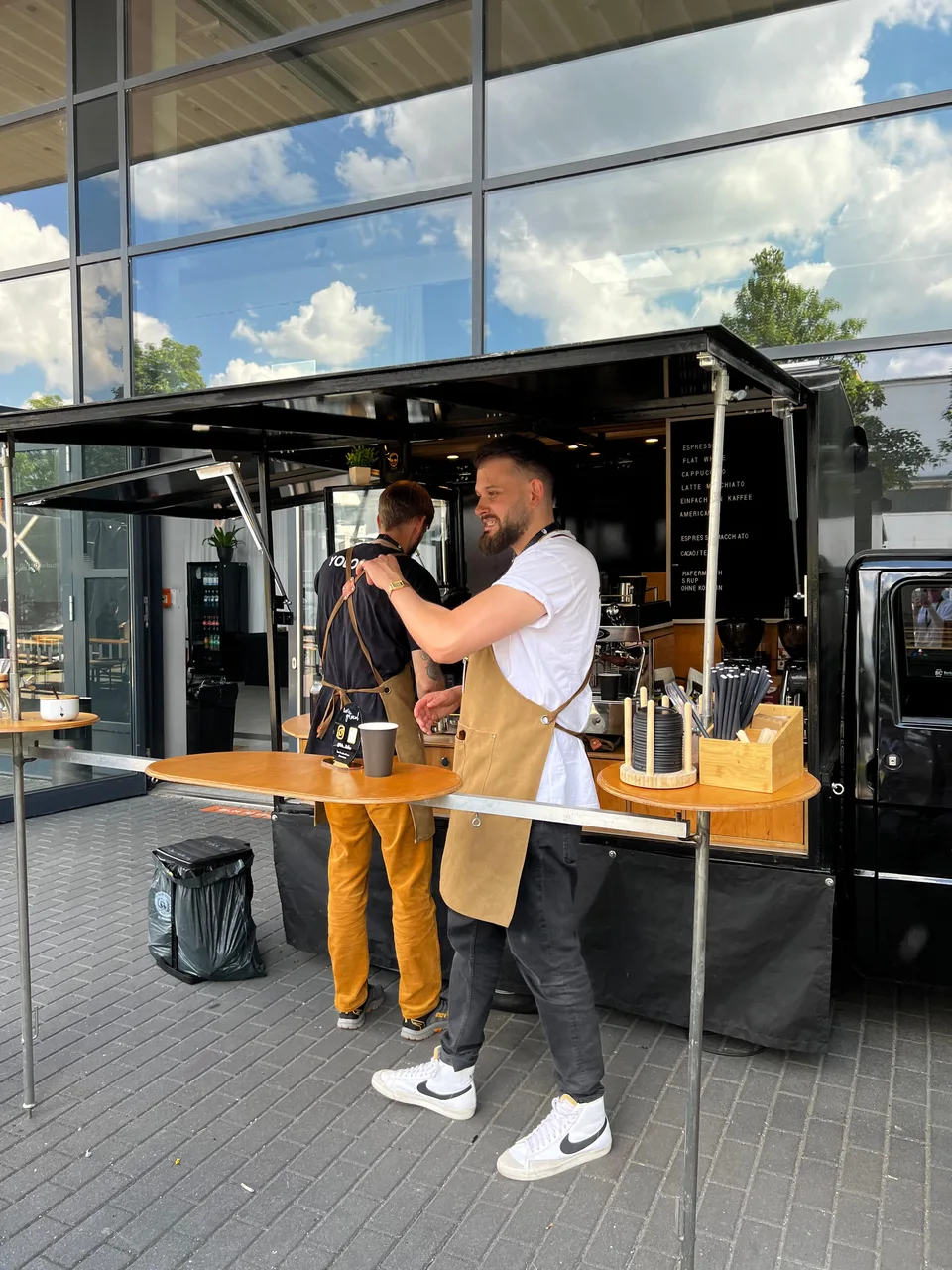 Baristas an der Ape in der Sonne