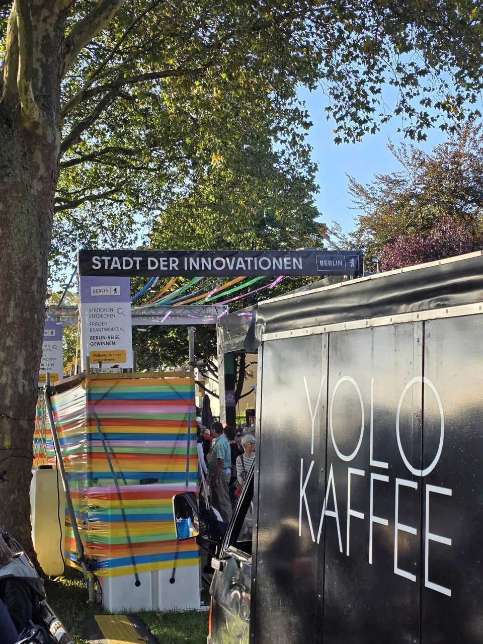YOLO Kaffee Ape bei einer Veranstaltung unter freiem Himmel