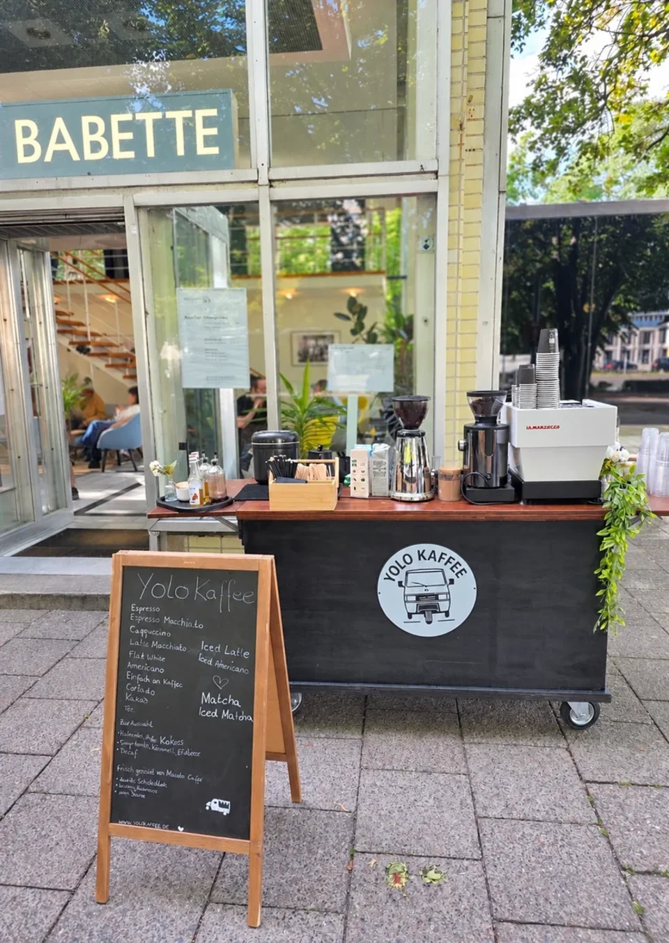 Mobiler YOLO-Kaffeewagen mit Siebträgermaschine vor dem Café Babette