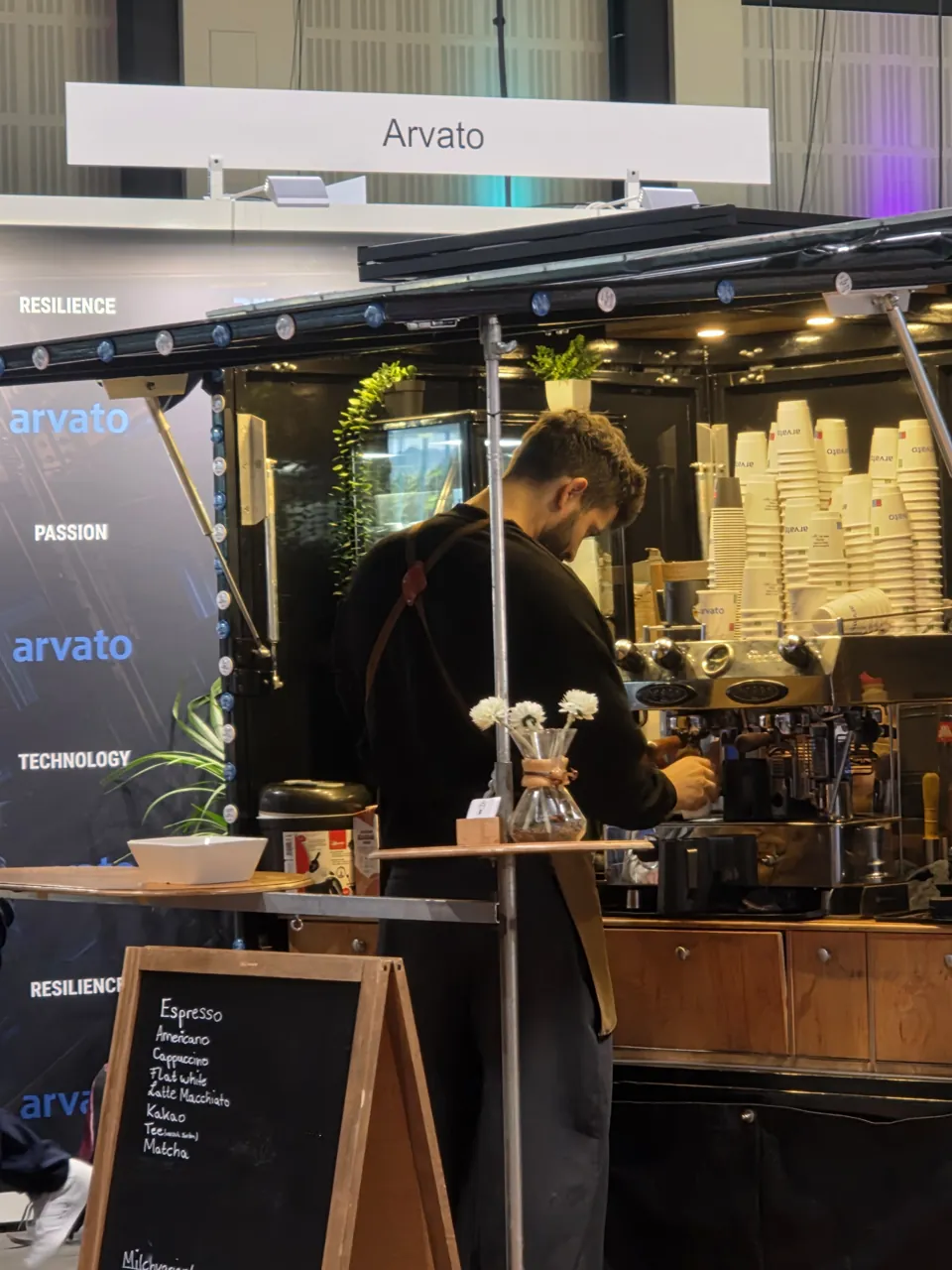 Barista bei der Kaffeezubereitung in der Piaggio Ape