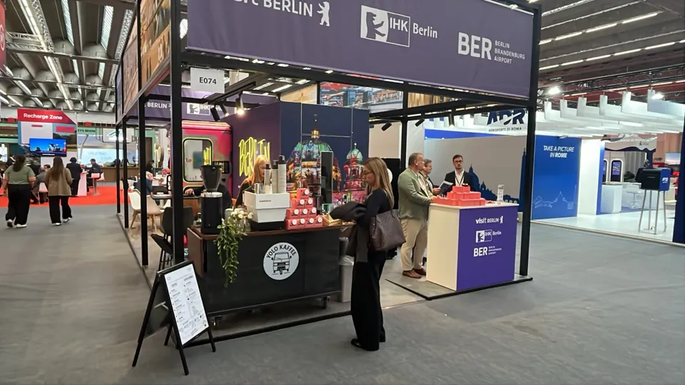 Mobile Kaffeebar am Gemeinschaftsstand in der Messehalle