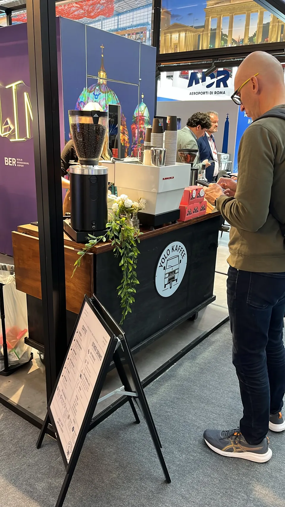 Kaffeewagen mit Siebträgermaschine im Messebetrieb